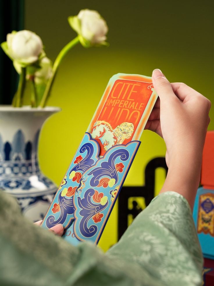 Bao bì hộp socola dáng đứng in hoa văn sặc sỡ