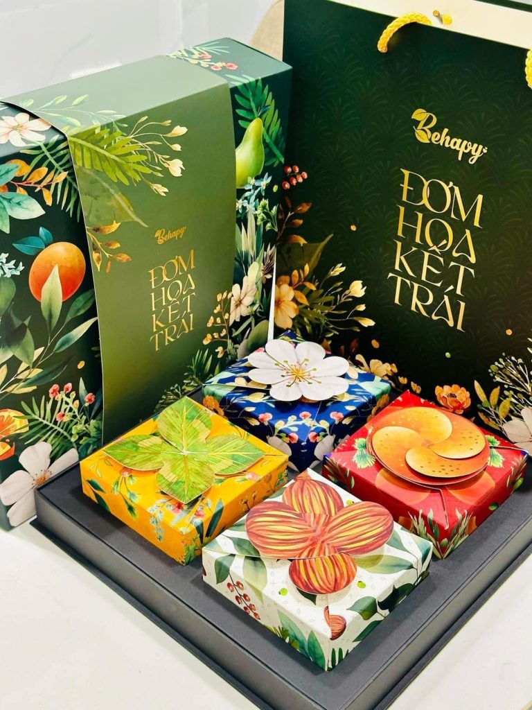 Hộp quà bánh Hoa Khê Trà in hoa trên nền xanh đậm