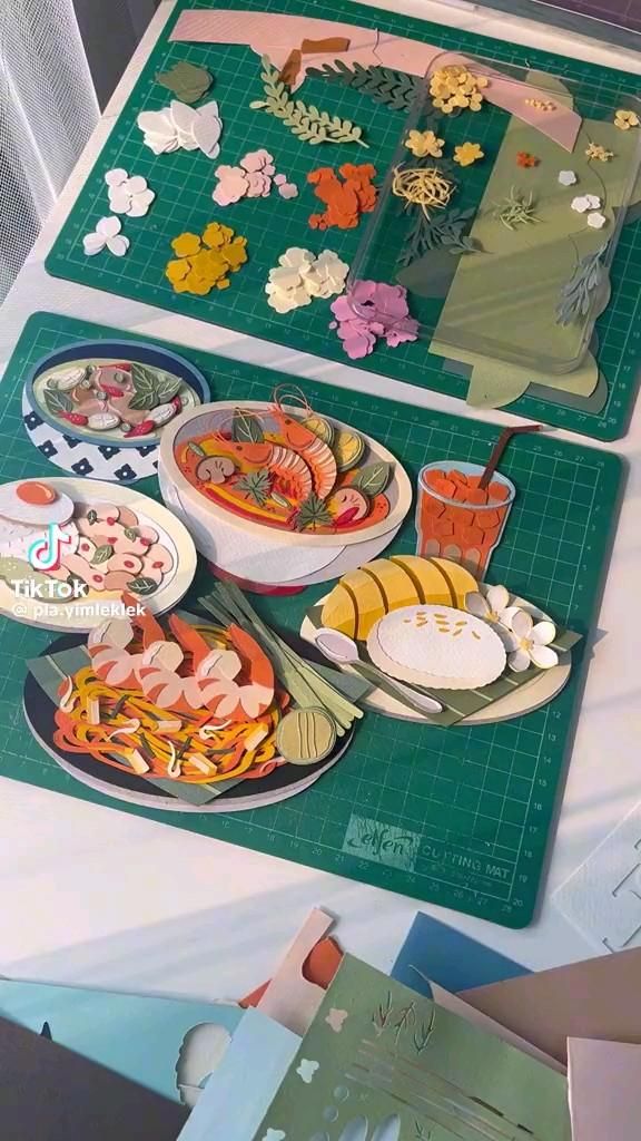 Hộp quà bánh màu xanh lá in minh họa món ăn