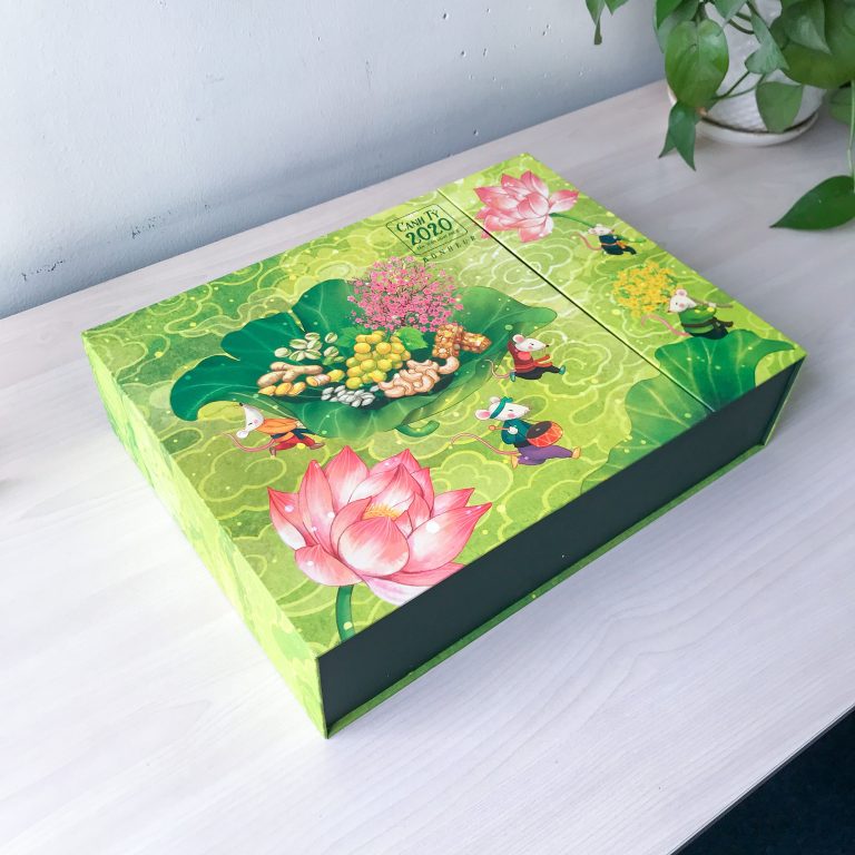 Hộp quà giấy màu xanh lá in hoa sen hồng