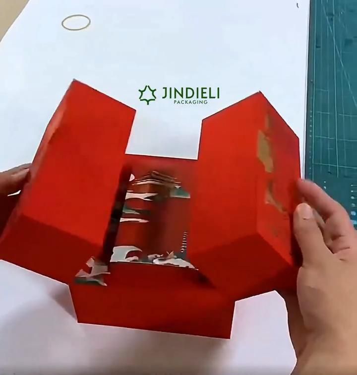 Hộp quà rượu màu đỏ mở hai cánh